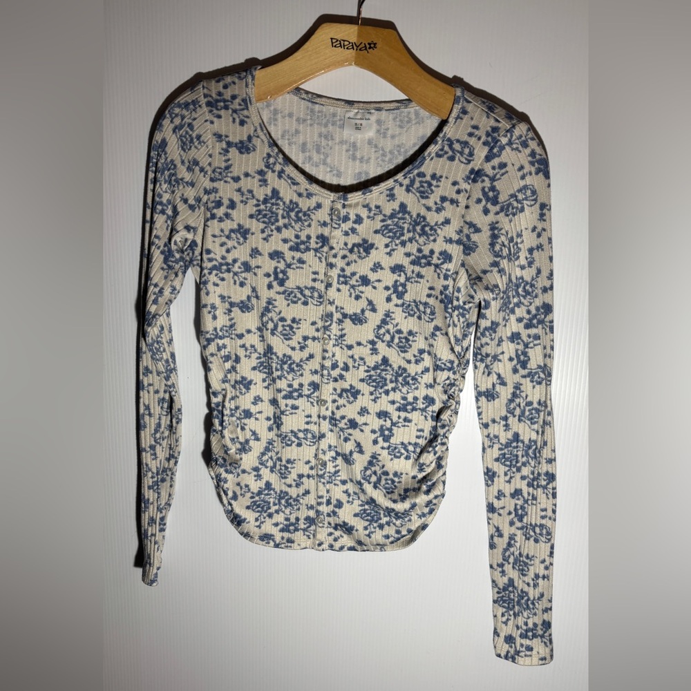 Abercrombie Finch Floral Blue and White kids Top size 15/16